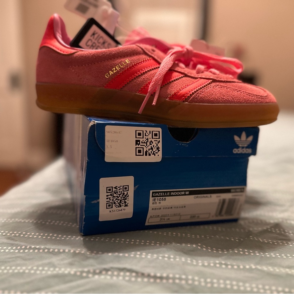 Women’s Adidas ‘beam pink solar red’ gazelle sneakers. NIB kicks crew verified